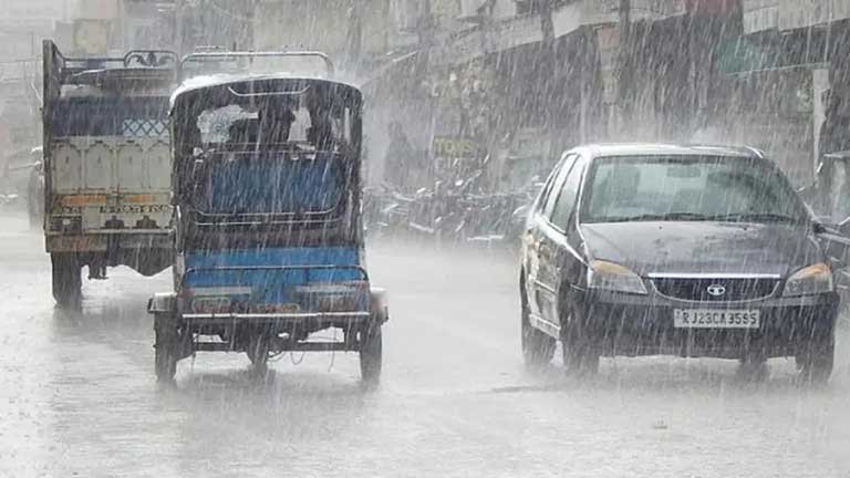 राजस्थान में प्री-मानसून की दस्तक के बाद सड़कों पर जलभराव और आसमान में छाए काले बादलों के बीच बारिश का दृश्य।