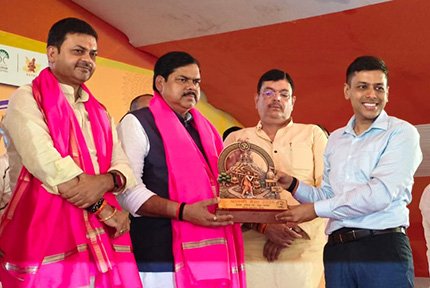 श्रावणी मेला-2026 के उद्घाटन समारोह में दीप प्रज्ज्वलित करते मंत्री और कांवरिया पथ पर श्रद्धालुओं के लिए सुरक्षा व्यवस्था का दृश्य