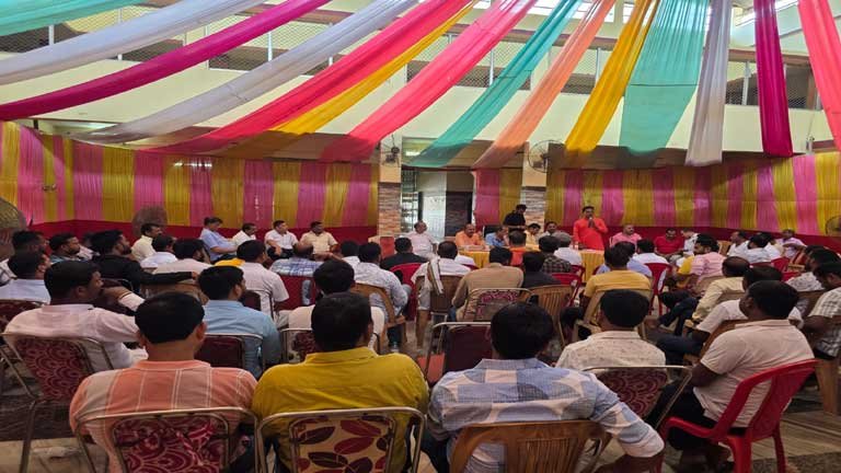श्रावणी मेला में कांवरियों की सेवा के लिए पूर्णिया सेवा शिविर की बैठक और सेवा कार्यों की तैयारी करते कार्यकर्ता