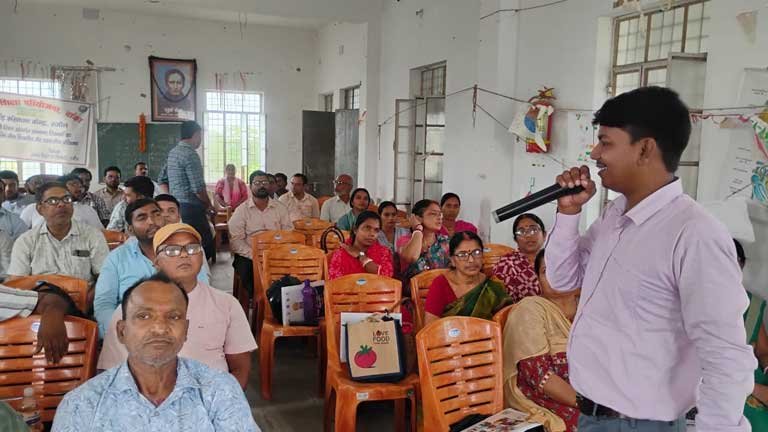 मिशन निपुण बिहार के तहत बांका के रजौन-धौनी बीआरसी में प्राथमिक विद्यालय के शिक्षकों को पीयर लर्निंग गाइड बुक से प्रशिक्षण देते मास्टर ट्रेनर