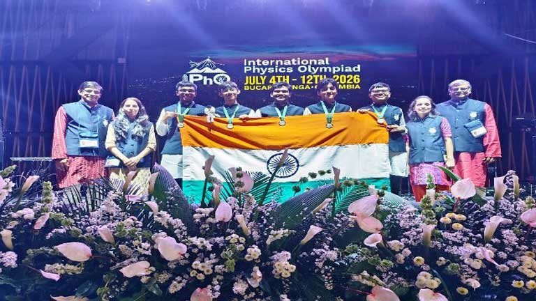 अंतरराष्ट्रीय भौतिकी ओलंपियाड 2026 में स्वर्ण पदक जीतने वाले भारतीय छात्र और पीएम नरेंद्र मोदी की बधाई का संदेश