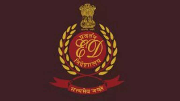 450 करोड़ के बैंक घोटाले में ईडी की छापेमारी के दौरान जांच अधिकारी दस्तावेजों की पड़ताल करते हुए