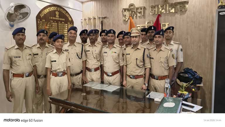 कटिहार पुलिस केंद्र में बिहार पुलिस के एसपी परिचय कुमार द्वारा 18 पुलिसकर्मियों को एएसआई पद पर पदोन्नति के बाद बैच लगाकर सम्मानित करने की तस्वीर