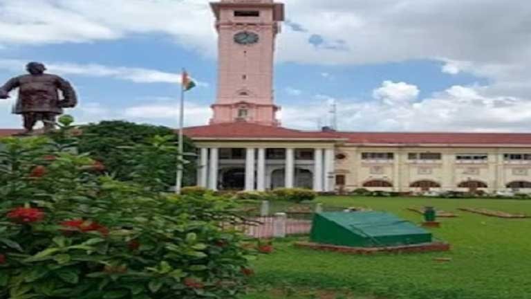 बिहार सरकार में बड़ा प्रशासनिक फेरबदल के तहत 427 अधिकारियों के तबादले की फाइल पर हस्ताक्षर करते मुख्यमंत्री नीतीश कुमार