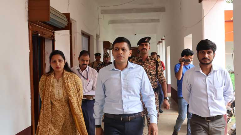 बांका में आयोजित मद्य निषेध अवर निरीक्षक परीक्षा केंद्रों का जायजा लेते डीएम अंशुल अग्रवाल और पुलिस प्रशासन