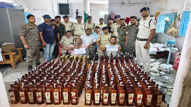 वैशाली एक्सप्रेस ट्रेन के अंदर उत्पाद विभाग और आरपीएफ द्वारा पकड़ी गई भारी मात्रा में विदेशी शराब और बीयर की खेप का दृश्य।