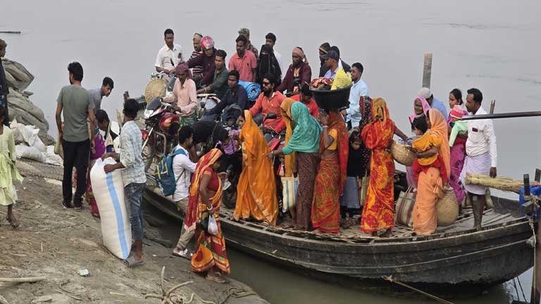 आजमनगर-रोहिया घाट पर नाव संचालन की अव्यवस्था और प्रशासनिक लापरवाही की तस्वीर जिसमें स्थानीय लोग नदी पार करने के लिए मजबूर दिख रहे हैं।