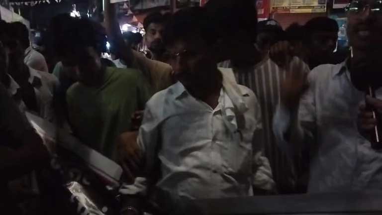 सुपौल में दिल्ली में छात्रों पर लाठीचार्ज के खिलाफ युवा कांग्रेस के कैंडल मार्च में मोमबत्तियां और सरकार विरोधी पोस्टर थामे प्रदर्शनकारी छात्र और नेता।
