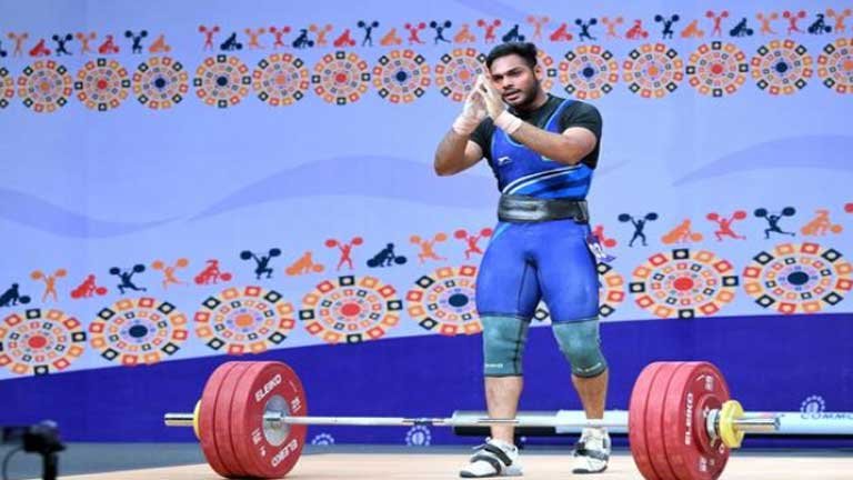 राष्ट्रमंडल खेल 2026 में भारत के वेटलिफ्टर अजय बाबू पुरुषों के 79 किलोग्राम भारवर्ग में ऐतिहासिक प्रदर्शन के बाद रजत पदक की जीत का जश्न मनाते हुए