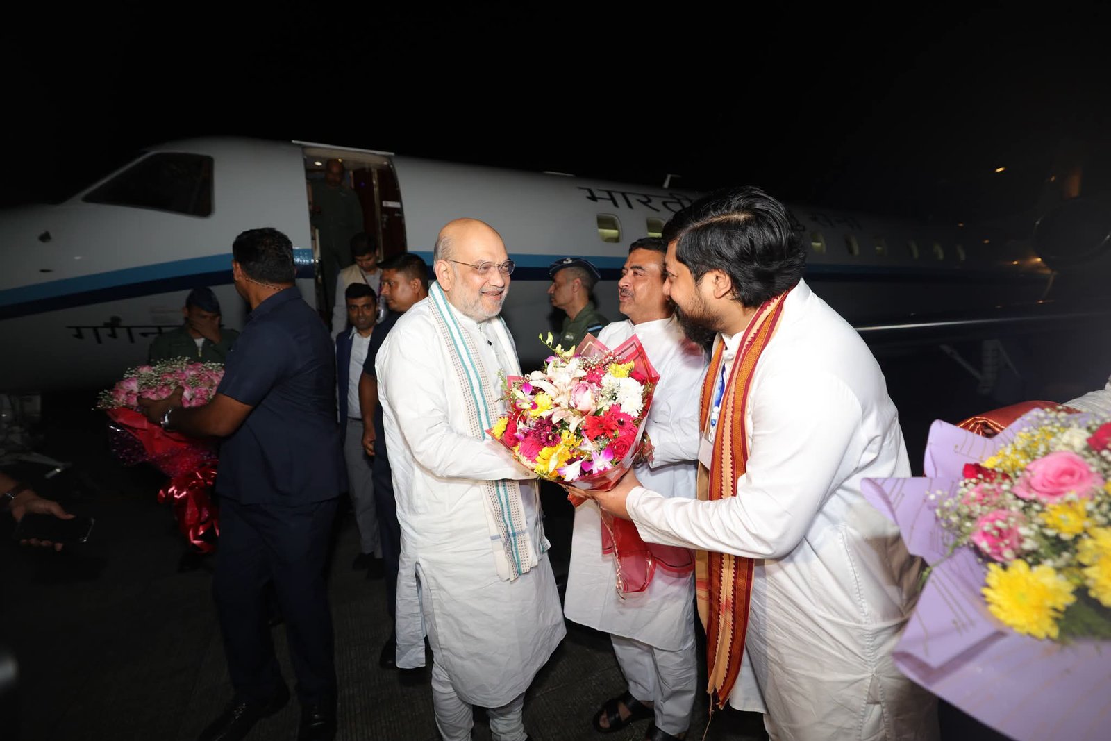 पश्चिम बंगाल दौरे पर बीएसएफ जवानों और अधिकारियों के साथ उच्च स्तरीय बैठक करते केंद्रीय गृह मंत्री अमित शाह, भारत बांग्लादेश सीमा सुरक्षा की समीक्षा।