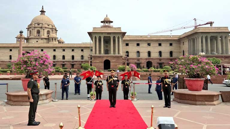 भारतीय सेना के नए प्रमुख जनरल धीरज सेठ कार्यभार संभालने के बाद गार्ड ऑफ ऑनर लेते हुए, स्वदेशी सैन्य क्षमता और आत्मनिर्भर भारत पर जोर देते हुए।
