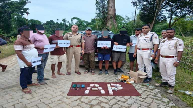 असम में श्रीभूमि पुलिस द्वारा पकड़ी गई 3 करोड़ की याबा टैबलेट और गिरफ्तार ड्रग्स तस्करों की तस्वीर