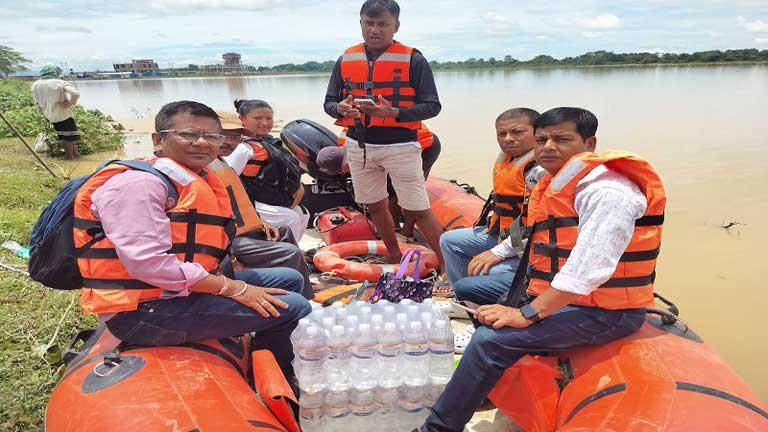 असम बाढ़ के भयानक मंजर के बीच जलमग्न गांव, उफनती नदियां और पानी में डूबे घरों के बीच रेस्क्यू ऑपरेशन की लाइव तस्वीरें