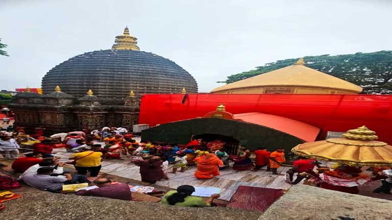 असम के प्रसिद्ध मां कामाख्या मंदिर में कामाख्या कॉरिडोर परियोजना के निर्माण कार्य की शुरुआत की जानकारी देते मुख्यमंत्री हिमंत बिस्व सरमा और भव्य मंदिर का प्रस्तावित रूप।