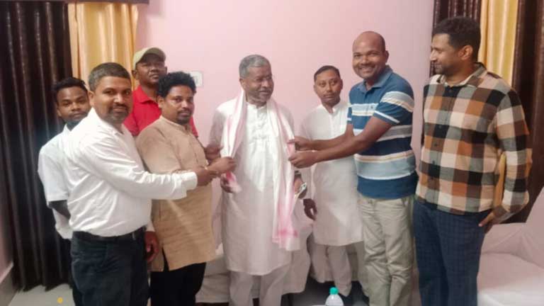 झारखंड के पूर्व मुख्यमंत्री बाबूलाल मरांडी हेमंत सोरेन सरकार और झारखंड पुलिस पर अवैध वसूली और कानून-व्यवस्था के मुद्दे पर निशाना साधते हुए