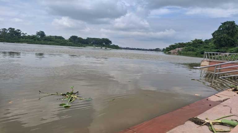 मुजफ्फरपुर के कटौझा में उफान पर बागमती नदी का जलस्तर और बाढ़ के खतरे से घिरे निचले इलाकों के गांव