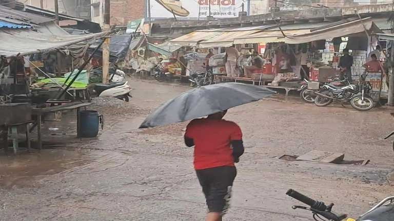पश्चिम बंगाल के तटीय जिलों में मौसम विभाग द्वारा भारी बारिश के ऑरेंज अलर्ट के बीच छाए काले घने बादल