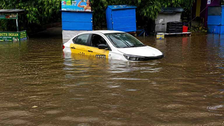 कोलकाता में लगातार बारिश के कारण वीआईपी रोड और सड़कों पर भरा घुटनों तक पानी, जलभराव से जूझते वाहन और प्रभावित जनजीवन की तस्वीरें।