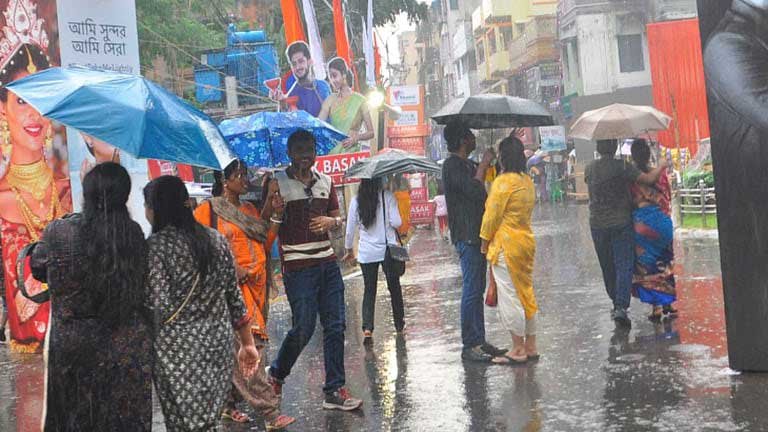 बंगाल की खाड़ी में गहरे निम्न दबाव के कारण कोलकाता और दक्षिण बंगाल के जिलों में मौसम विभाग द्वारा जारी भारी बारिश अलर्ट को दर्शाता हुआ काले बादलों का दृश्य