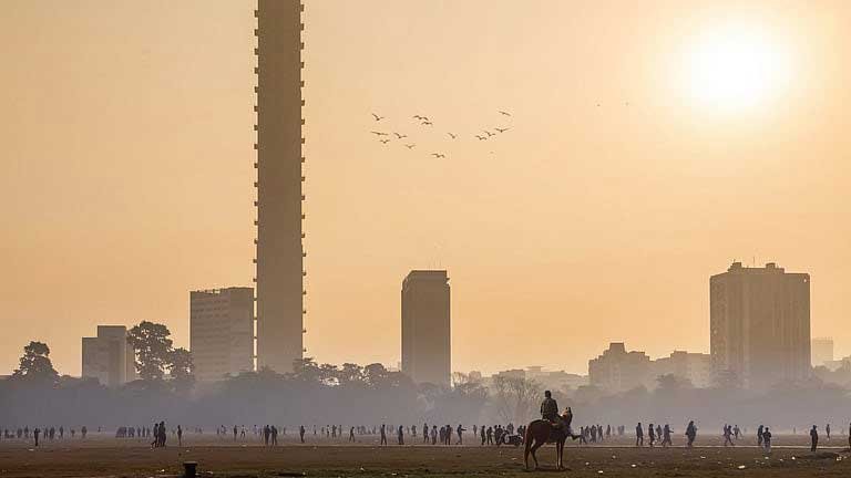 पश्चिम बंगाल में भारी वर्षा के अलर्ट के दौरान काले बादलों से ढका आसमान और सड़कों पर जमा पानी, मानसून मौसम विभाग की चेतावनी।