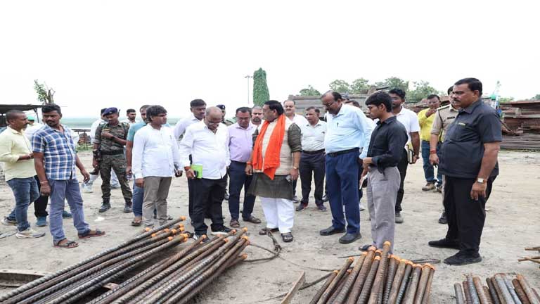 भागलपुर में विक्रमशिला सेतु के मरम्मत और पुनर्स्थापन कार्य का निरीक्षण करते बिहार के पथ निर्माण मंत्री कुमार शैलेन्द्र और अन्य अधिकारी