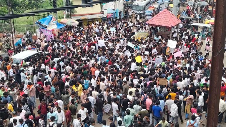भागलपुर के तिलकामांझी चौक पर बिहार बंद के दौरान आक्रोशित छात्रों के प्रदर्शन पर पुलिस द्वारा किए गए लाठीचार्ज और हंगामे का दृश्य