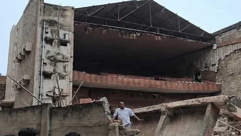 भागलपुर में ध्वस्त हुआ ऐतिहासिक दीपप्रभा सिनेमा हॉल का मलबा, जिसके ढहने से बिहार के सिनेमा प्रेमियों और स्थानीय लोगों की पुरानी यादें ताजा हो गईं।