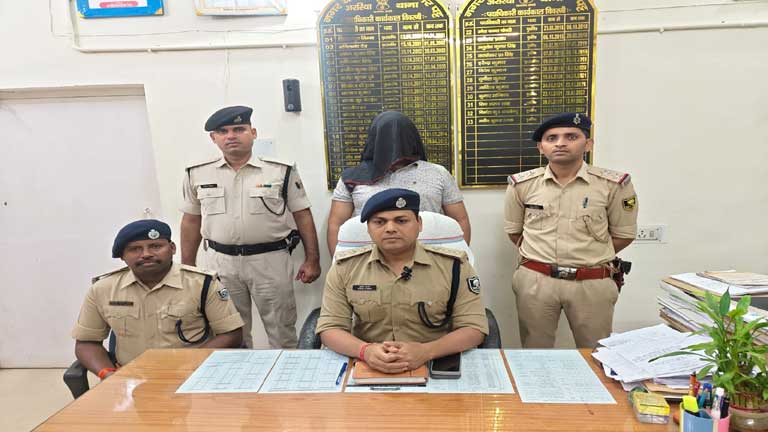अररिया पुलिस द्वारा कंटेनर से करोड़ों के मोबाइल गायब करने वाले गिरोह के मास्टरमाइंड मोहम्मद नईम को गिरफ्तार करने के बाद बरामद किए गए 620 मोबाइल और नकदी