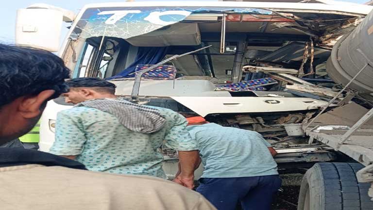 बिहार के रोहतास में राष्ट्रीय राजमार्ग पर हुई भीषण सड़क दुर्घटना के बाद क्षतिग्रस्त हुई पर्यटकों की बस और राहत कार्य में जुटे लोग।