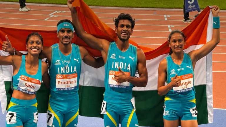 एशियन अंडर-23 एथलेटिक्स चैंपियनशिप में स्वर्ण पदक जीतने के बाद दौड़ते हुए भारतीय एथलीट सेतु मिश्रा की जीत की ऐतिहासिक तस्वीर।