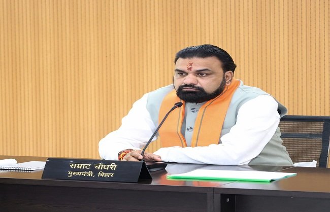 बिहार के अस्पतालों में स्वास्थ्य सुधार और रेफरल सिस्टम में बदलाव के लिए समीक्षा बैठक करते सम्राट चौधरी।