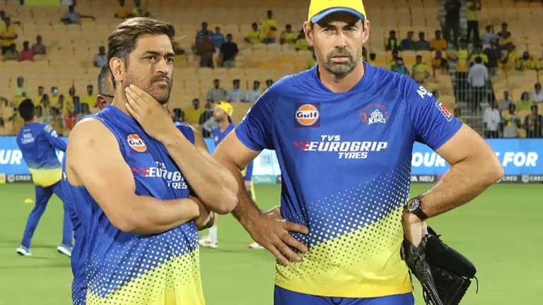 चेन्नई सुपर किंग्स के मुख्य कोच स्टीफन फ्लेमिंग और कप्तान एमएस धोनी आईपीएल ट्रॉफी के साथ खुशी मनाते हुए