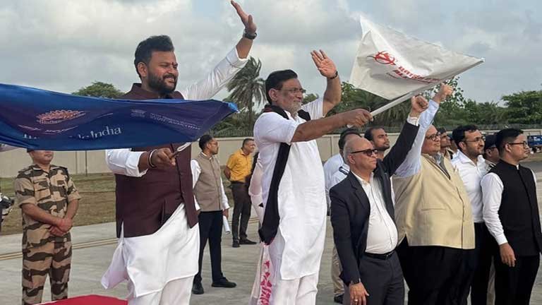 नमो एयरपोर्ट पर एलायंस एयर का विमान जो दमन से दिल्ली के लिए पहली सीधी उड़ान भरकर यात्रियों का सफर आसान बनाएगा