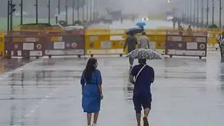 दिल्ली-एनसीआर में झमाझम बारिश के बाद सुहावने मौसम का आनंद लेते लोग और सड़कों पर पानी भरा नजारा