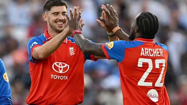 तीसरे टी20 मैच में इंग्लैंड के खिलाफ खराब बल्लेबाजी के बाद निराश होकर वापस लौटते टीम इंडिया के खिलाड़ी जोश टंग की घातक गेंदबाजी के सामने।