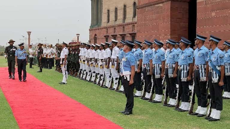 भारतीय वायु सेना के नए उप प्रमुख के रूप में पदभार संभालते हुए एयर मार्शल आशुतोष दीक्षित और उनकी सैन्य उपलब्धियां