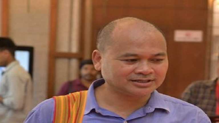 असम के विधायक अखिल गोगोई विधानसभा के बाहर हिमंत सरकार के खिलाफ बांग्लादेशी नागरिकों के मुद्दे पर बयान देते हुए