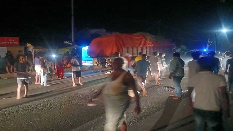 दुमका-भागलपुर हाईवे पर सहेजना गांव के पास हुआ भीषण सड़क हादसा, खड़े ट्रक में बाइक टकराने से दो युवकों की दर्दनाक मौत के बाद घटनास्थल का दृश्य।