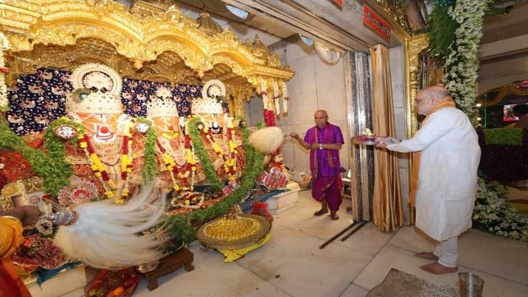 अहमदाबाद के प्रसिद्ध मंदिर में केंद्रीय गृह मंत्री अमित शाह द्वारा परिवार के साथ की गई भगवान जगन्नाथ की भव्य मंगल आरती और विशेष पूजा-अर्चना का दृश्य
