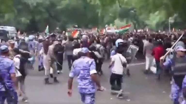 जंतर-मंतर पर दिल्ली पुलिस द्वारा रोके गए प्रदर्शनकारियों का संसद मार्च और पुलिस के साथ हुई धक्का-मुक्की का दृश्य