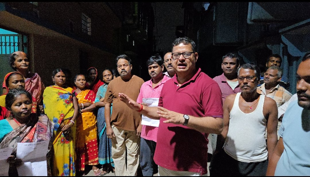 जमशेदपुर के मानगो बैकुंठनगर में प्रशासन द्वारा मकान तोड़ने के नोटिस के बाद प्रदर्शन करते पीड़ित परिवार और भाजपा नेता विकास सिंह