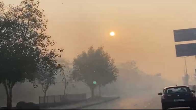 झारखंड में मूसलाधार बारिश और वज्रपात की चेतावनी के बीच आसमान में छाए काले बादल, मौसम विभाग द्वारा जारी येलो अलर्ट के दौरान सुरक्षित स्थान पर जाते लोग।