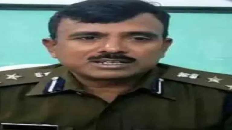 झारखंड के जेल आईजी सुदर्शन मंडल की अस्पताल में भर्ती के बाद इलाज करती डॉक्टरों की टीम और मेडिकल रिपोर्ट।