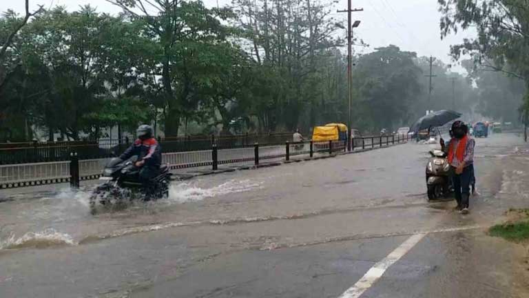 झारखंड में मानसून की बेरुखी के बीच रांची में छाए काले बादल और खेतों में पानी का इंतजार करते किसान