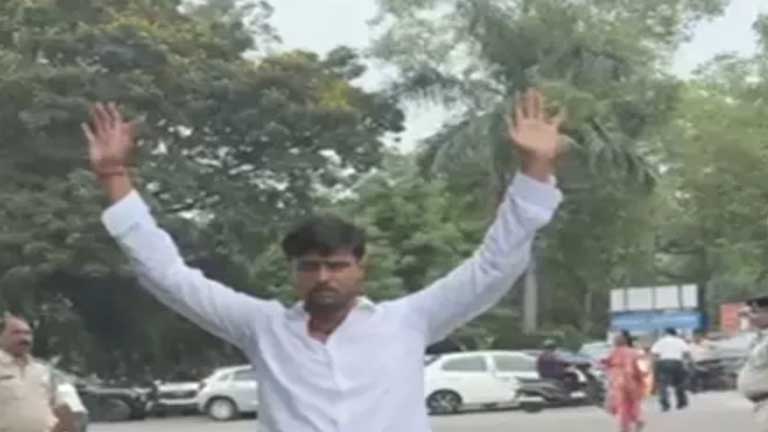 हिमांशु सिंह हत्याकांड का नामजद आरोपी राहुल दुबे बिष्टुपुर पुलिस स्टेशन में दोनों हाथ उठाकर आत्मसमर्पण करते हुए