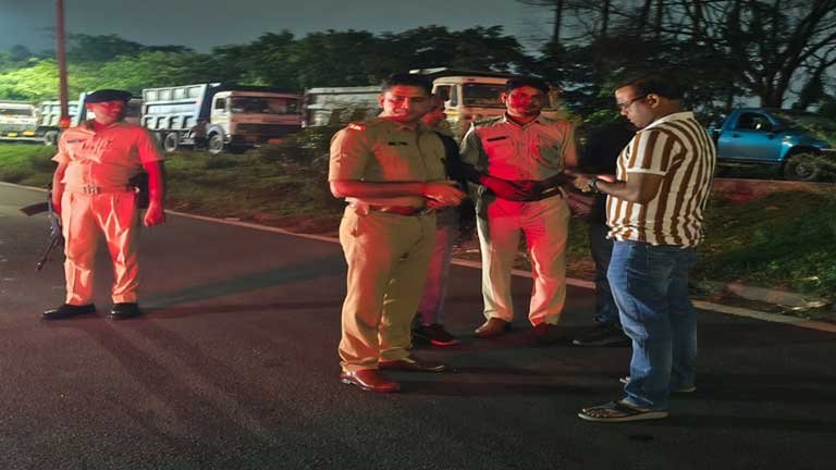 जमशेदपुर के कदमा में हुई गोलीबारी की घटना के बाद घटनास्थल का मुआयना करते पुलिस अधिकारी और अफरा-तफरी का माहौल।