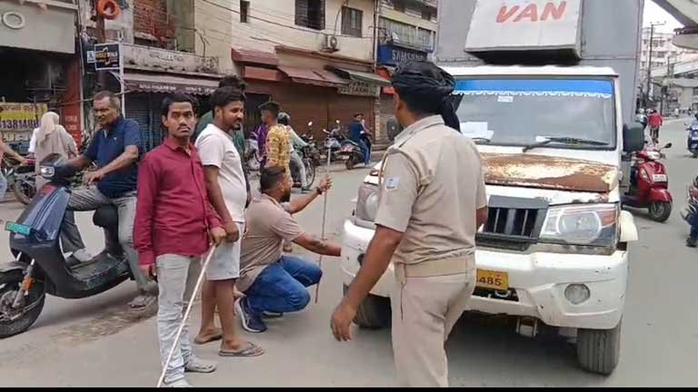 जमशेदपुर बंद के दौरान सड़कों पर प्रदर्शन करते भाजपा और एनडीए समर्थक, विधायक सरयू राय और पुलिस की तैनाती की लाइव तस्वीरें