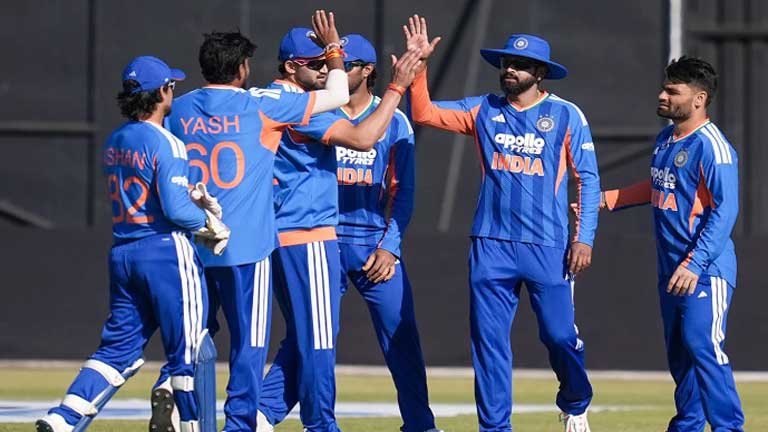 जिम्बाब्वे के खिलाफ 3-0 से टी20 सीरीज जीतने के बाद जश्न मनाती टीम इंडिया, साथ में मयंक यादव और वैभव सूर्यवंशी की शानदार परफॉर्मेंस की तस्वीरें