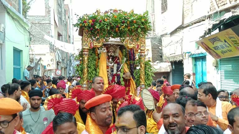 वाराणसी में नगर भ्रमण पर निकले बाबा कालभैरव की स्वर्ण-रजत प्रतिमा की भव्य शोभायात्रा और दर्शन करते श्रद्धालु।