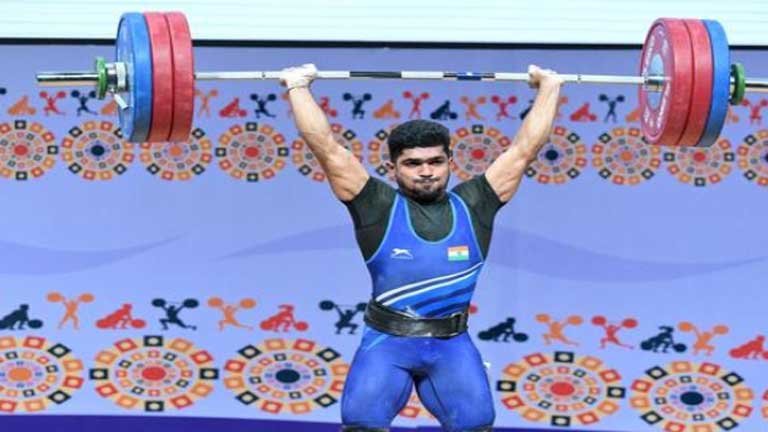 राष्ट्रमंडल खेल 2026 में रजत पदक जीतने के बाद पोडियम पर खड़े भारतीय भारोत्तोलक राजा मुथुपांडी की तस्वीर, भारत के पदक विजेता वेटलिफ्टर।